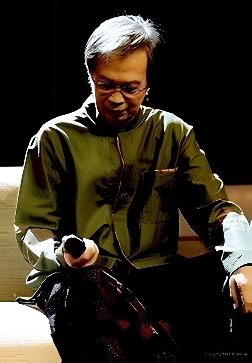 Chrisye muda bermain bass Ibanez hitam bersama band Gipsy, era 1970-an