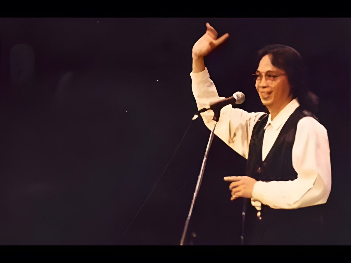 Menerima MTV Video Music Award di Los Angeles, September 1998